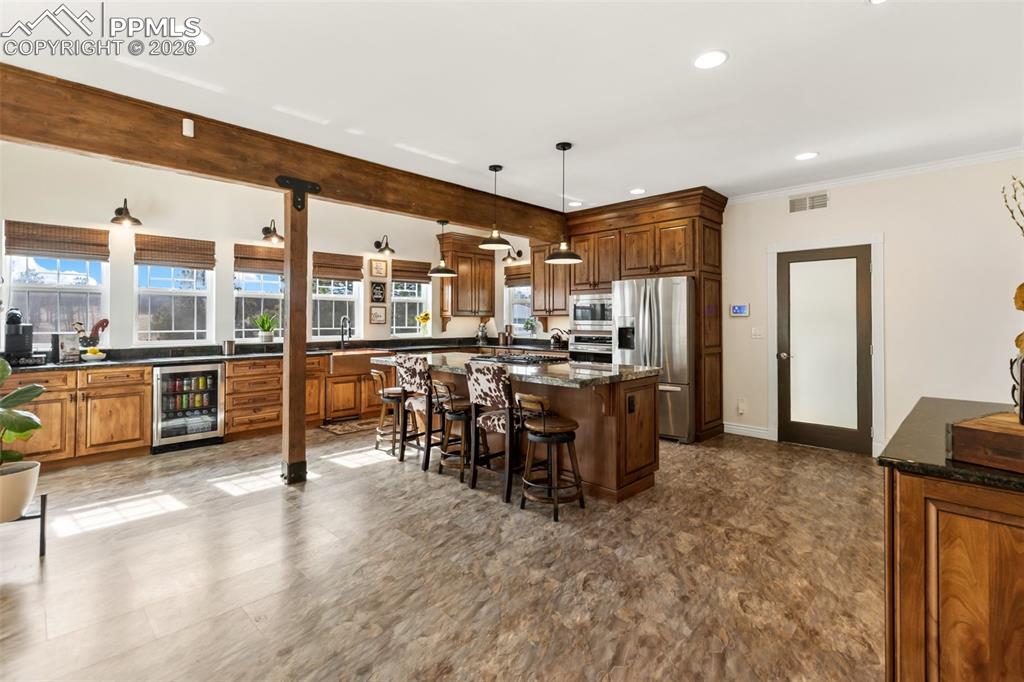 Kitchen and breakfast bar