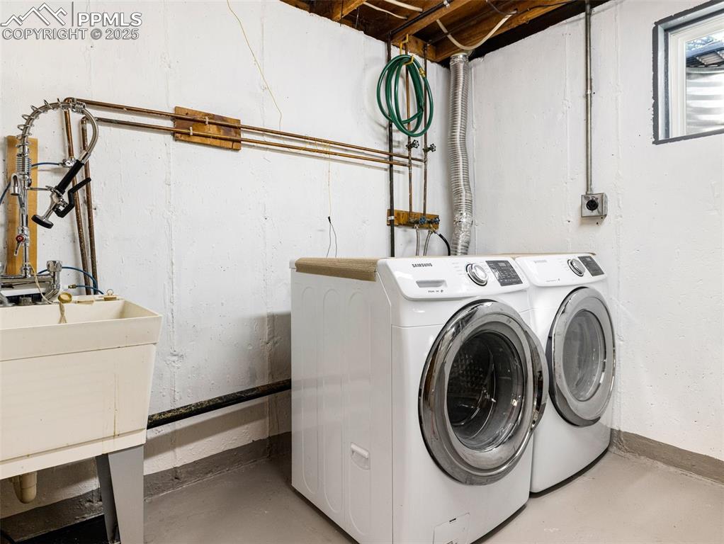 Laundry room with independent washer and dryer and baseboards
