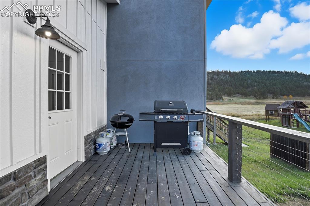 Main Level Suite w/ en-suite bath and Laundry Hookup