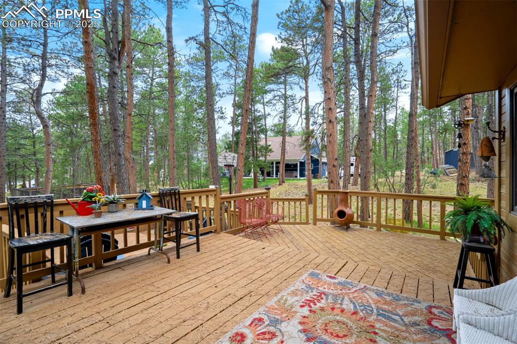 Deck with outdoor dining space