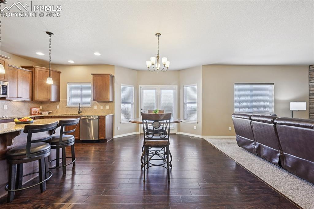 Walk-out Dining Nook
