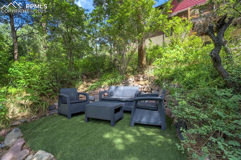 View of yard with outdoor lounge area