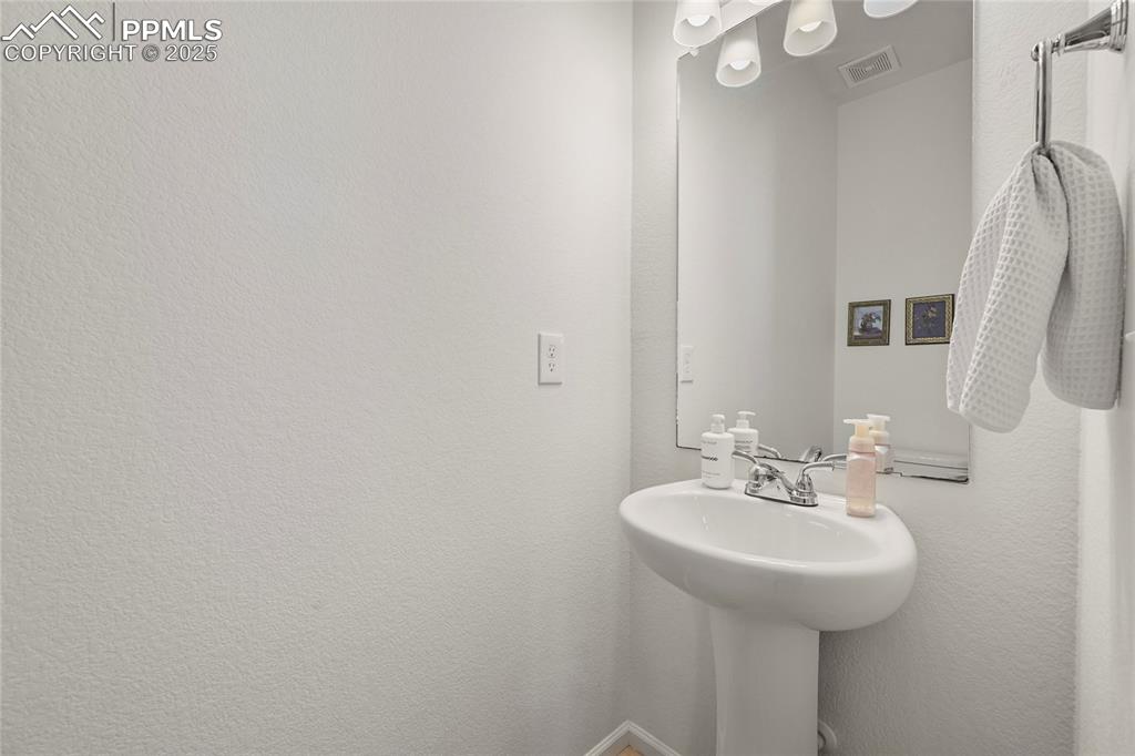 Bathroom with a textured wall