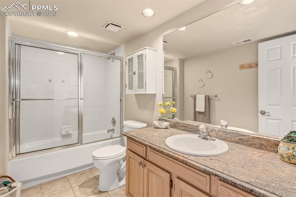 Full bath, perfect for basement bedrooms.