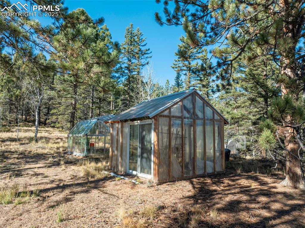 2 greenhouses with electricity and heat