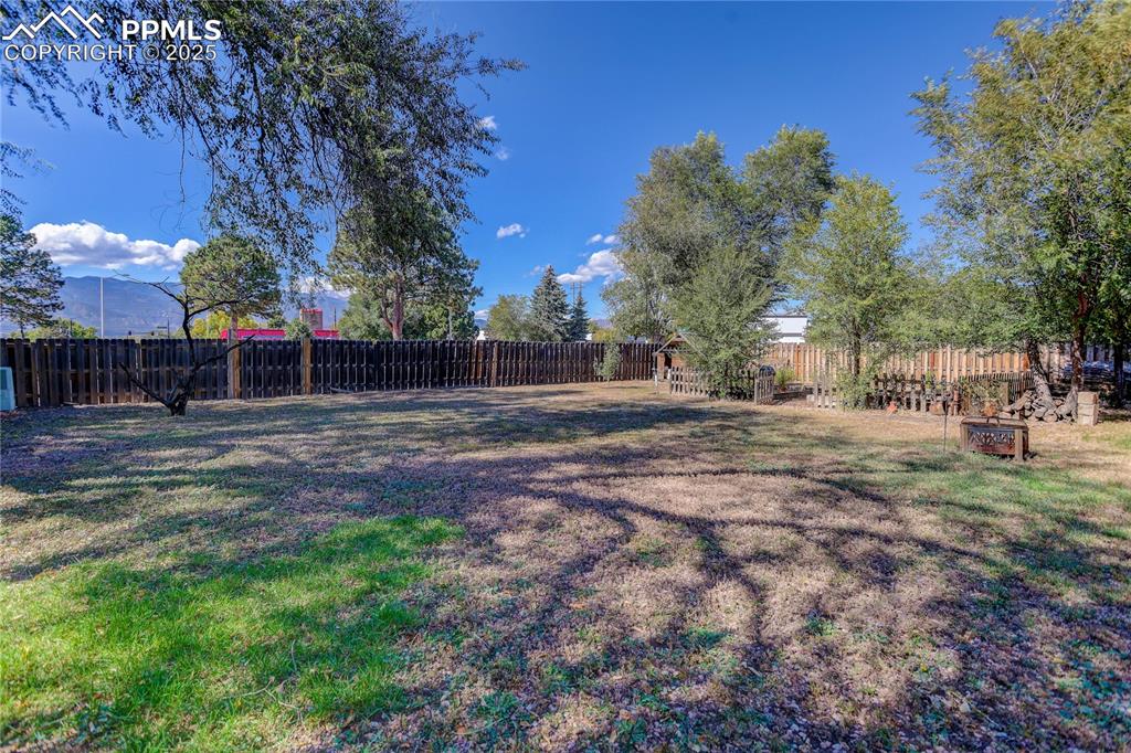 Fully fenced, spacious yard