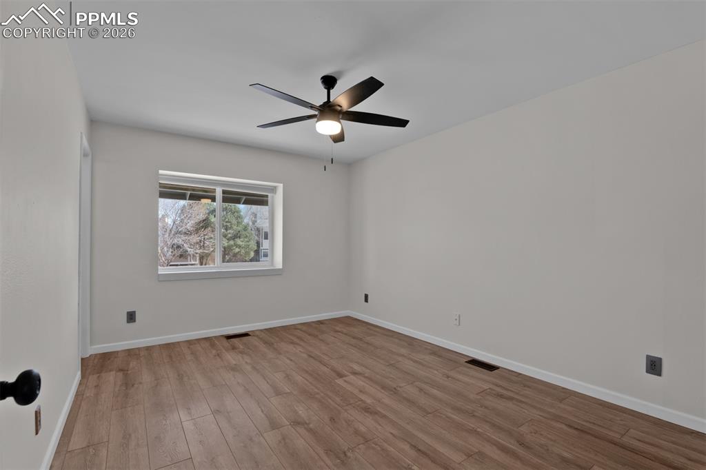 Great size primary suite. 