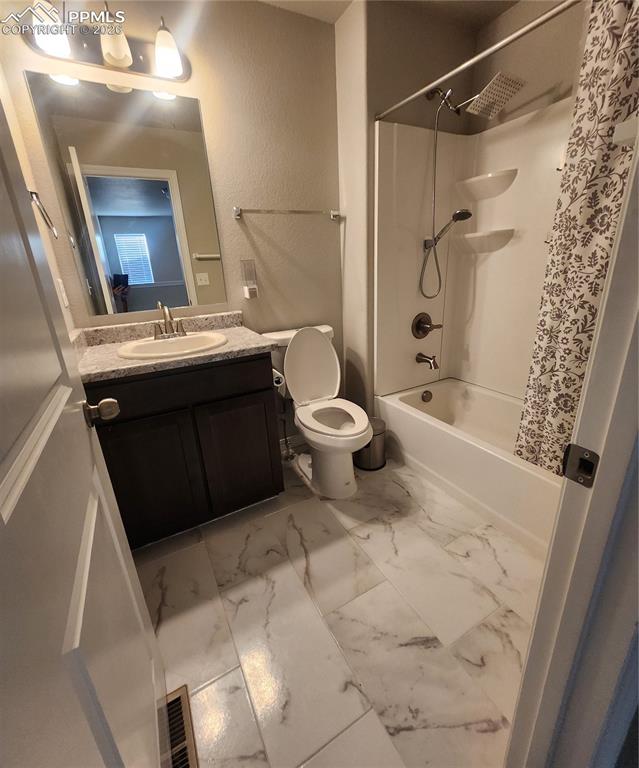 Main Level Common Bathroom.