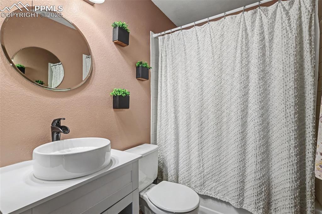 Full upper level bathroom