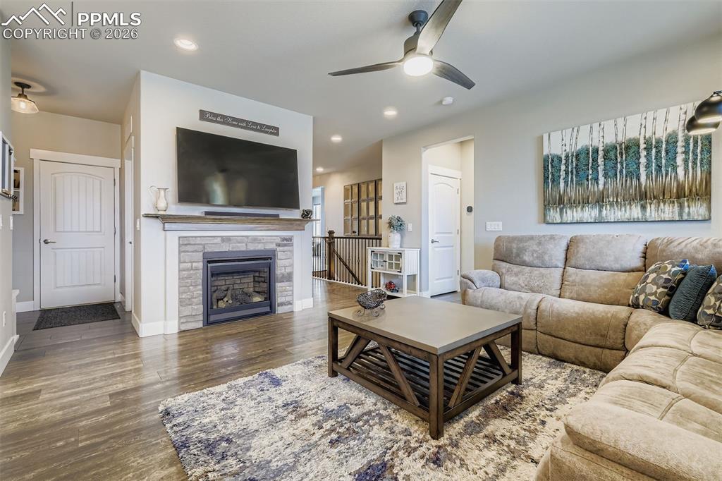 Main L3el with view to the gas fireplace. 