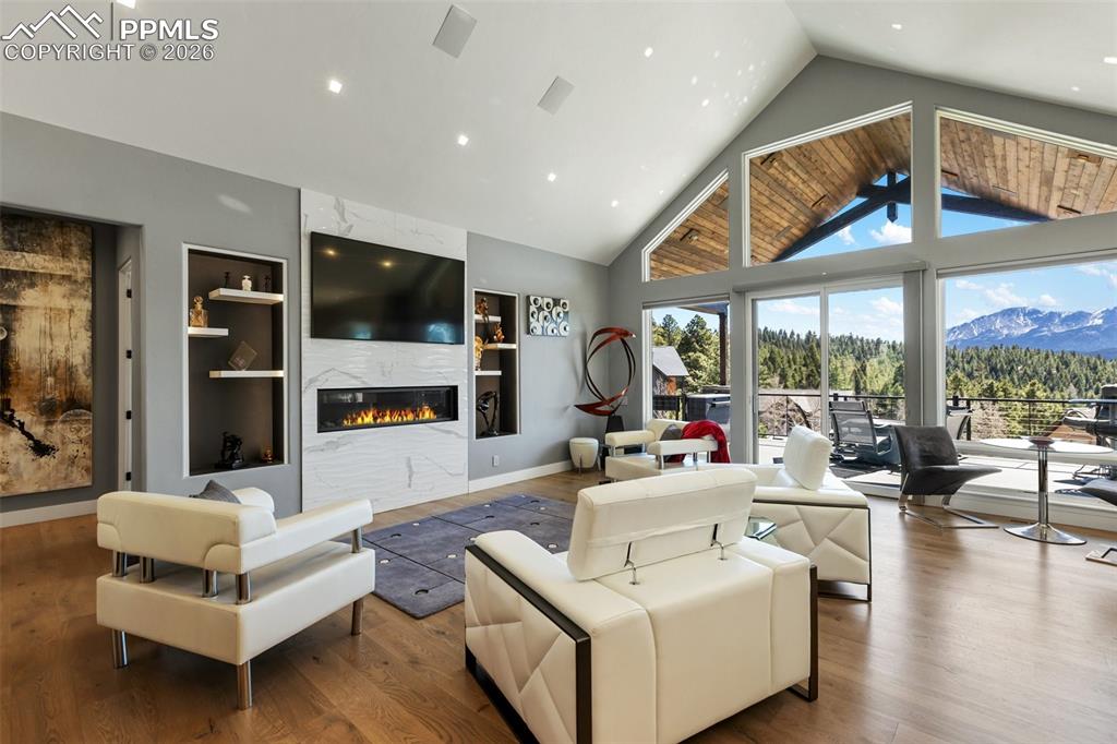 1010 Locklin Way photo 3
