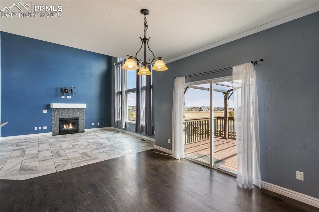 Whether eating in the dining or snacking on the couch, you'll never miss a meaningful moment