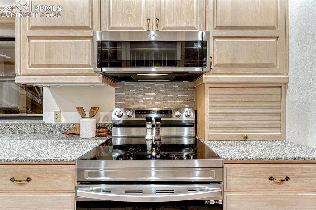 Smooth top stainless steel range oven and built-in microwave oven in the Kitchen.