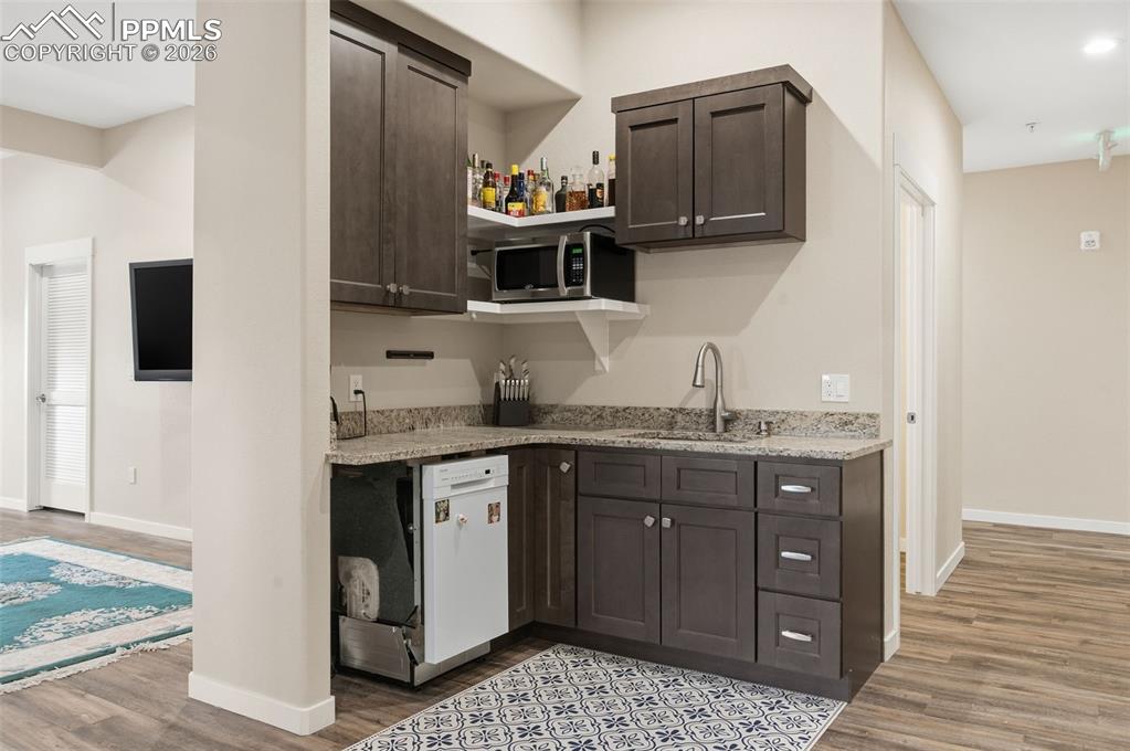 Wet bar or kitchenette