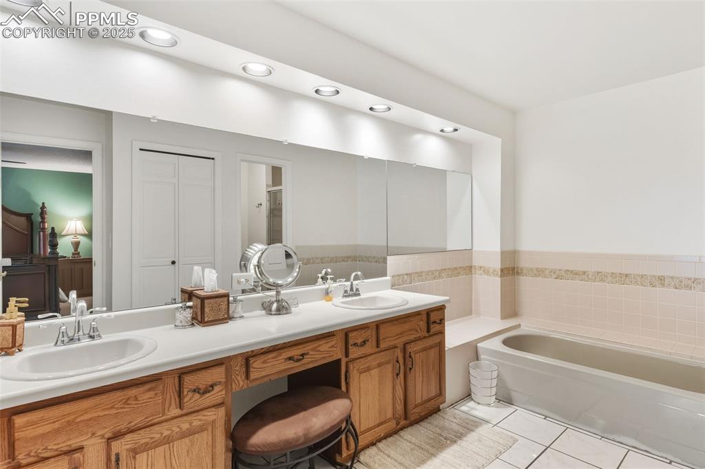 Primary 5-piece bathroom