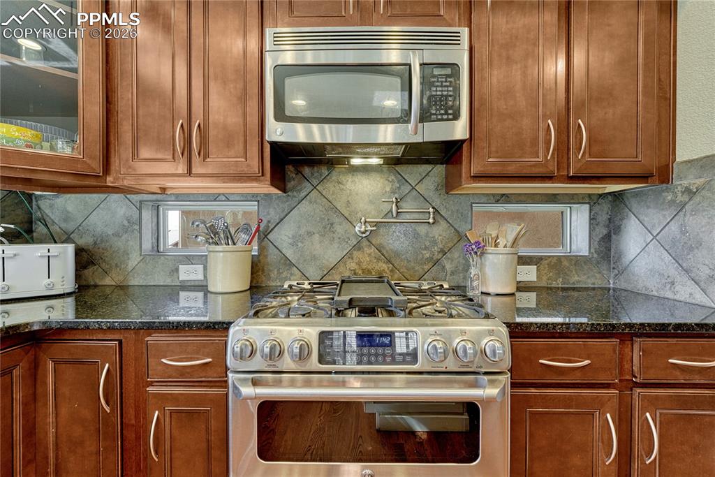 GE gas range with center griddle and pot filler