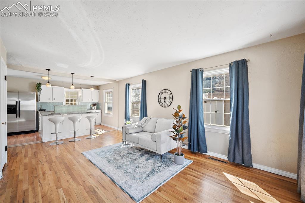 527 W San Miguel Street photo 3