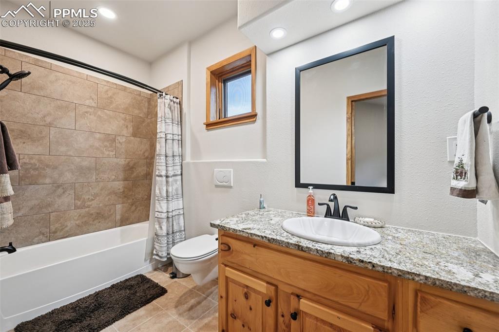 En suite full bathroom off bedroom 3