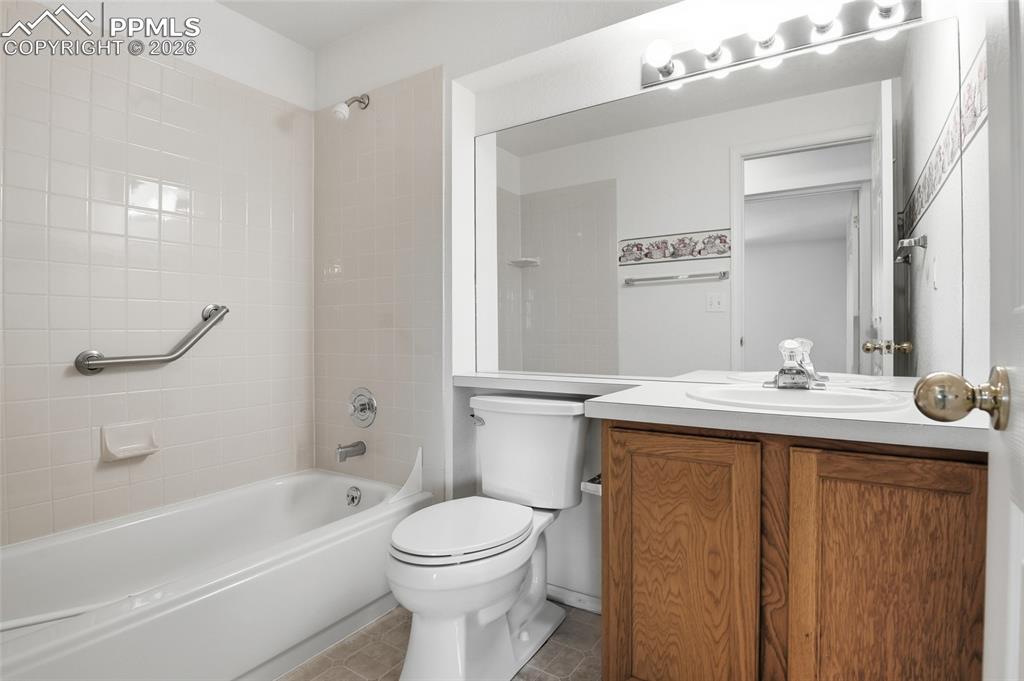 Full bath with vanity and bathing tub / shower combination