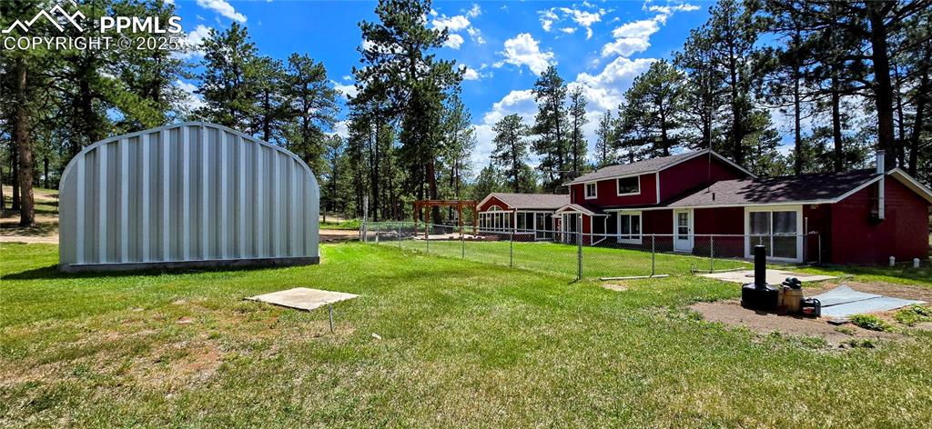 View of yard featuring a shed