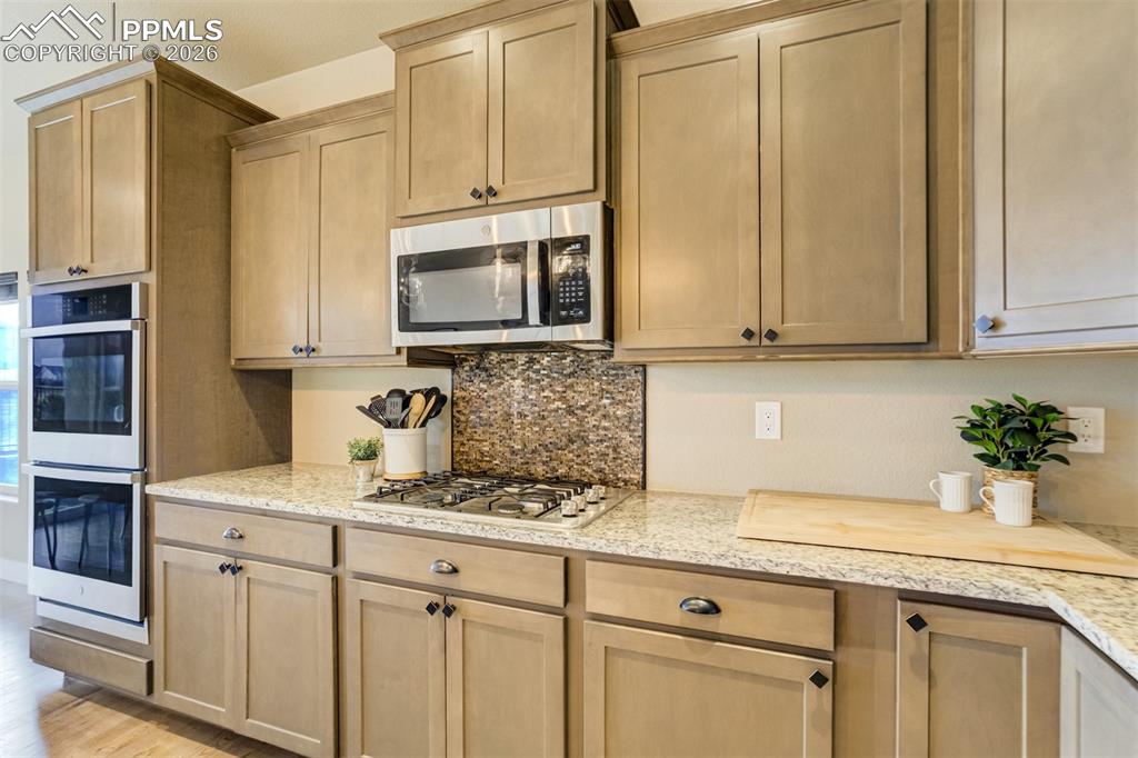 Double ovens = you're hosting Thanksgiving. 