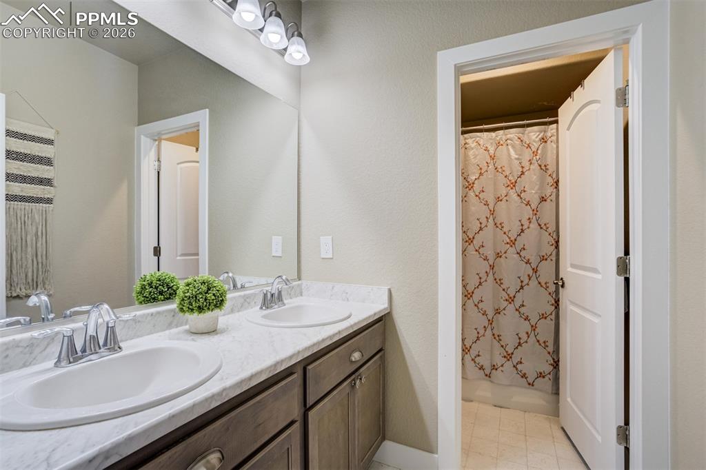 Full bathroom for bedrooms 4 & 5. 