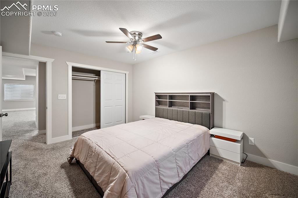 Good size closet space. 