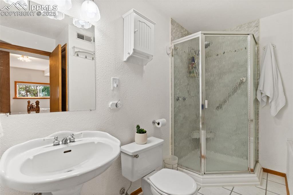 Full Master Bathroom with Separate Shower and Large Jetted Soaking Tub!