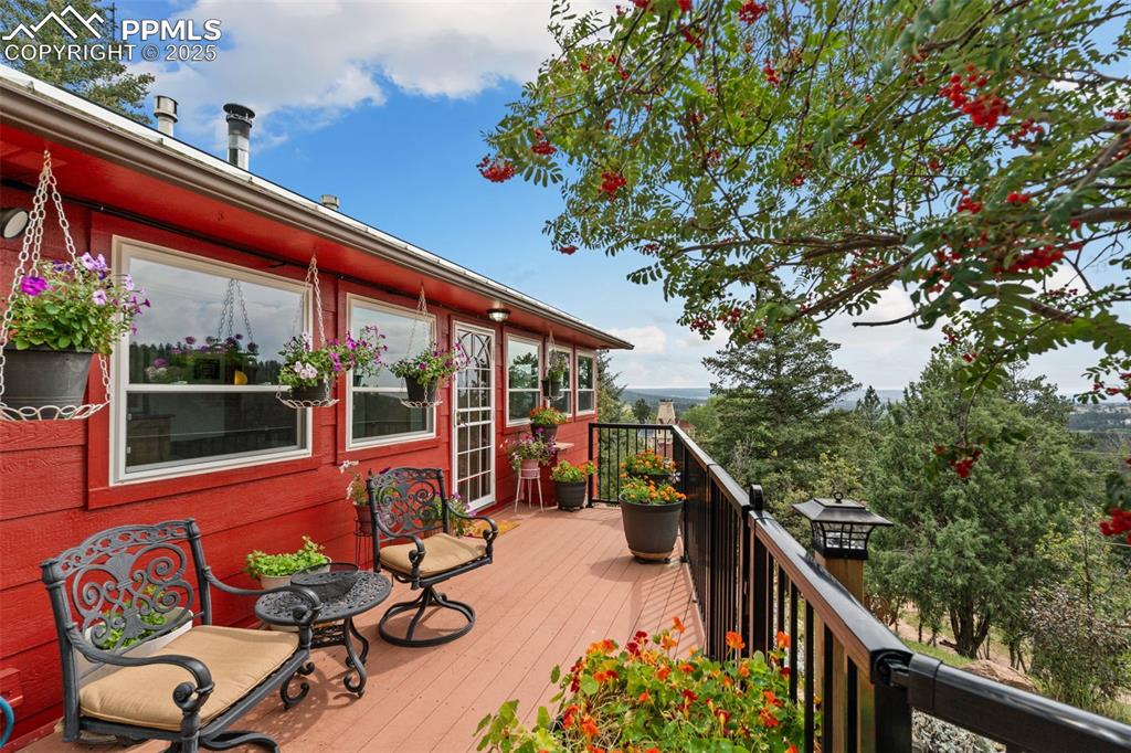 10’ x 19’ Composite Deck with Steel Railing!