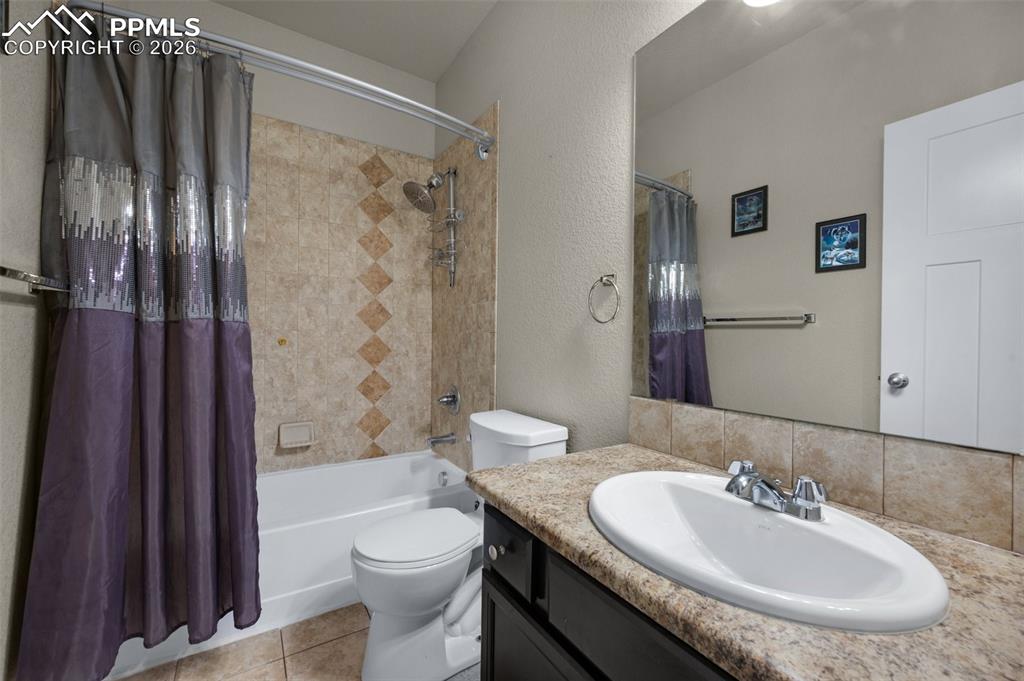 Main level full bath with tile floors