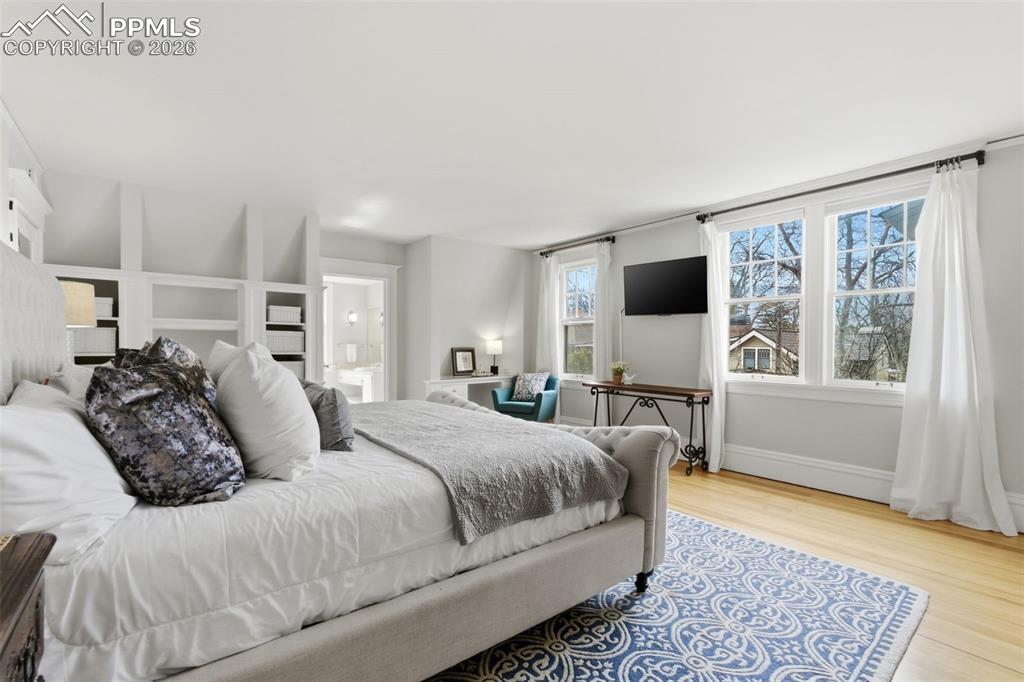 Primary Bedroom with en suite Bathroom