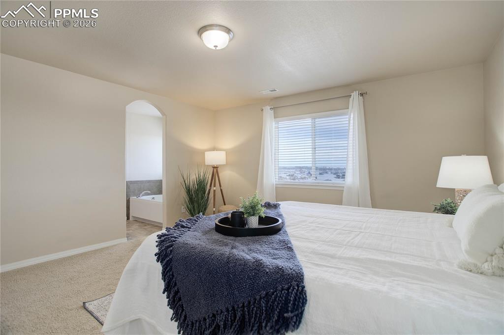 En-suite primary bath & walk-in closet