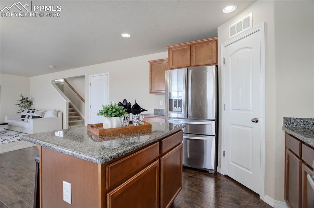 Island w/ barstool seating