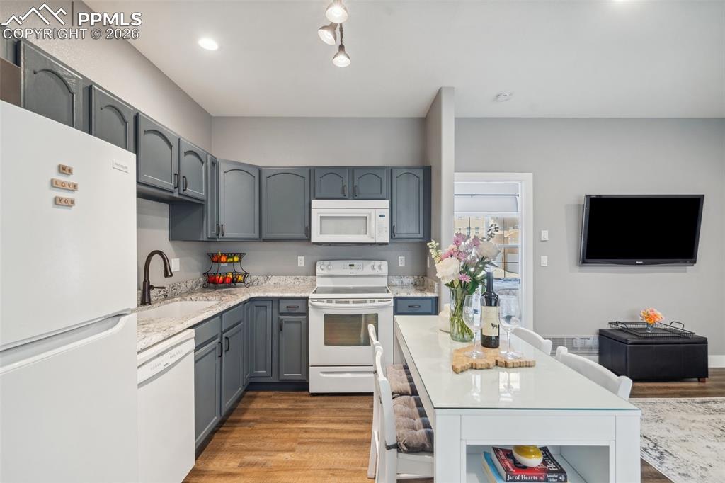 Fully Remodeled Apartment Over Garage