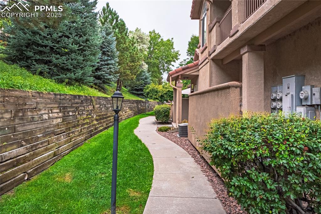 1749 Courtyard Heights photo 3