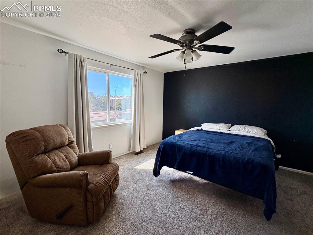 Primary bedroom with en suite bathroom, spacious and naturally bright!