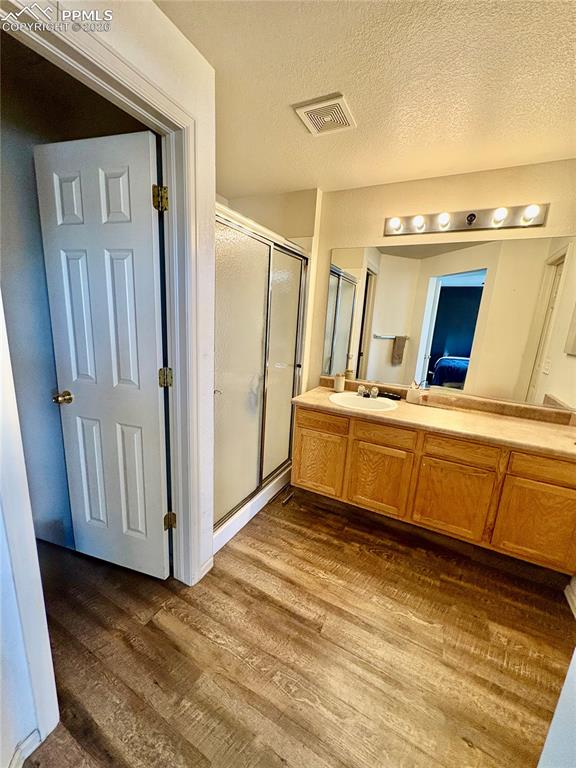 Primary en suite bathroom