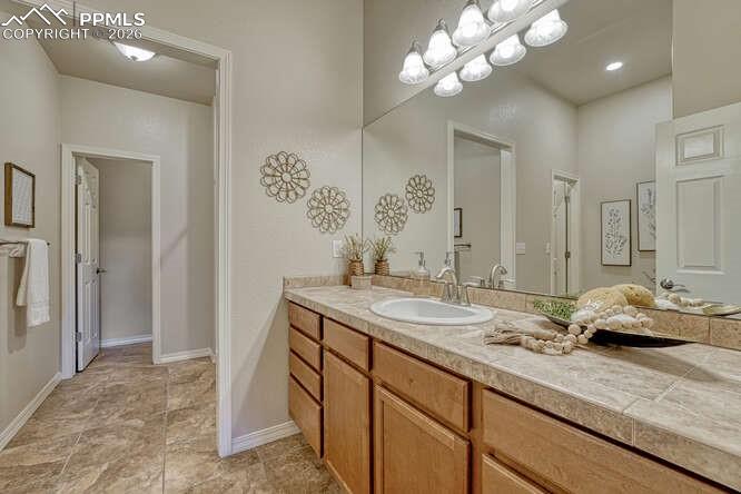 Primary En Suite Bathroom with a separate toilet room