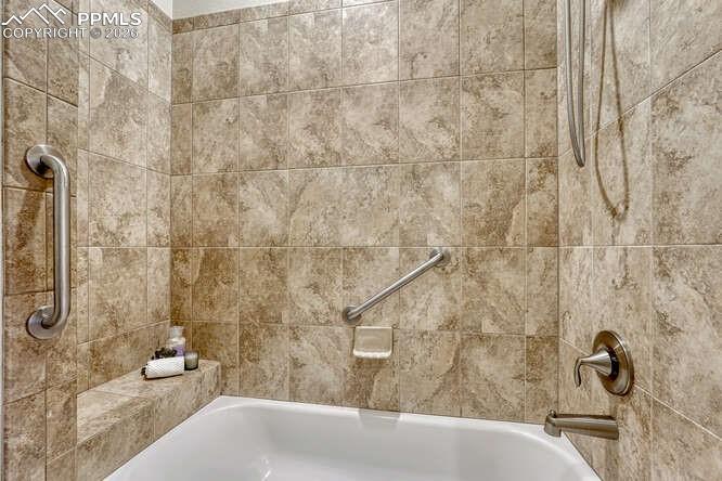 Primary Tub/Shower combo off of the Primary bedroom