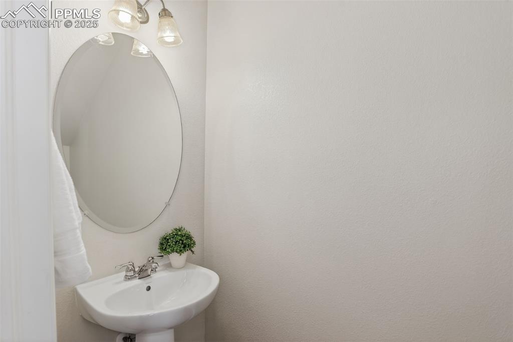Downstairs 1/2 bathroom