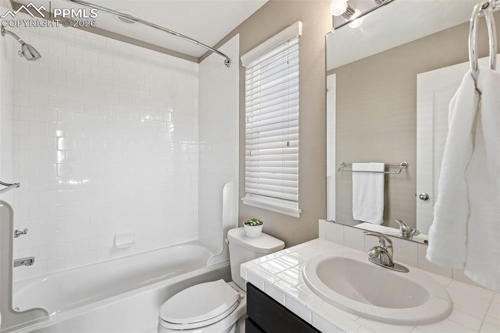 Southeast bedroom private bathroom