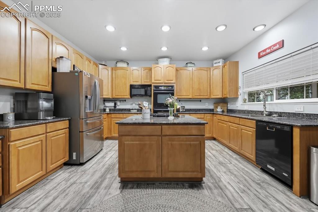 Grand U-Shaped kitchen with center island