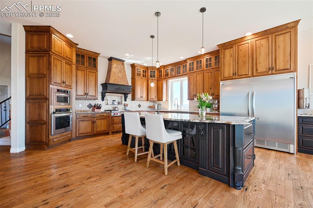The two-toned cabinetry is so stylish.