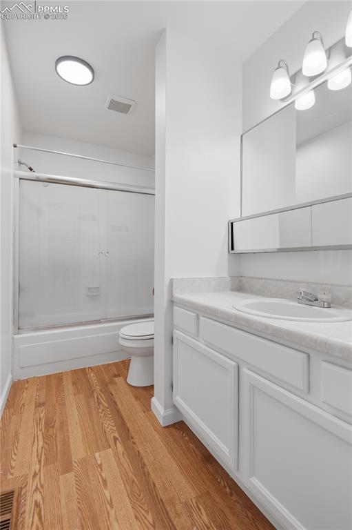 Full bathroom on upper level between bedrooms