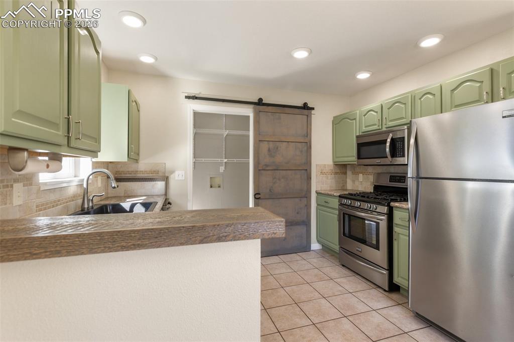 Updated Kitchen and all Stainless Appliances included