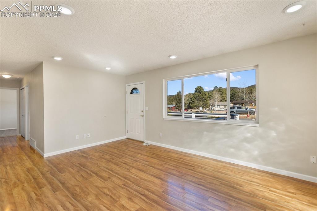 Crisp & Clean ready to Move-In!